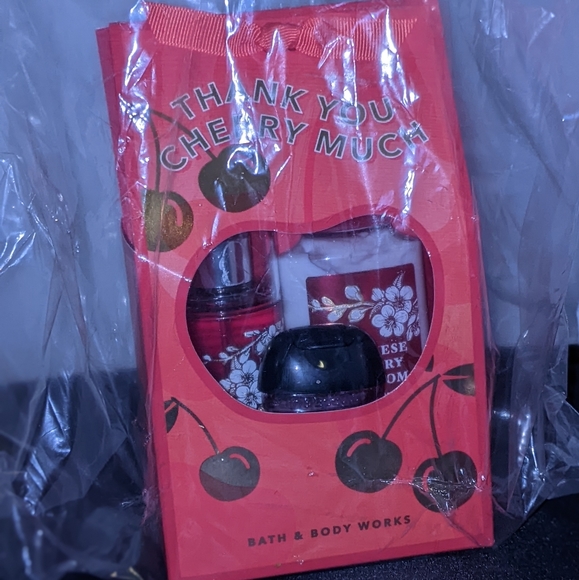 Japanese Cherry Blossom - Bath and Body Works mini gift set (3 pieces) - Picture 2 of 5